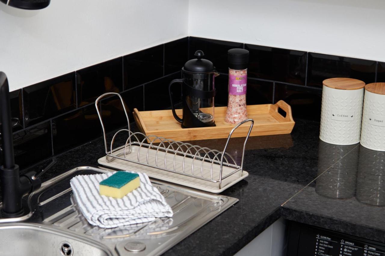 Stunning Two Bedroom Apartment By Purestay Short Lets & Serviced Accommodation Warwickshire With Parking Stratford-upon-Avon Exterior foto