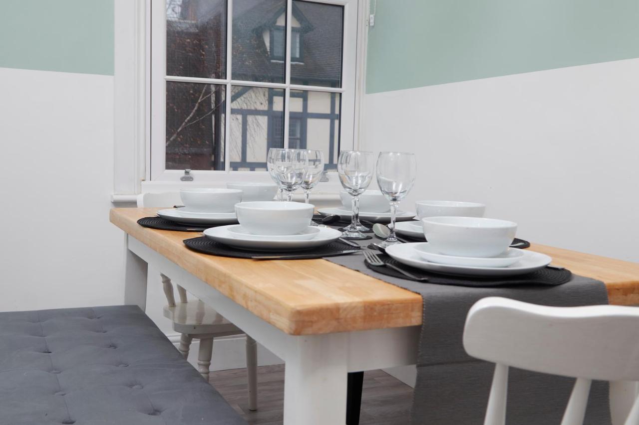Stunning Two Bedroom Apartment By Purestay Short Lets & Serviced Accommodation Warwickshire With Parking Stratford-upon-Avon Exterior foto