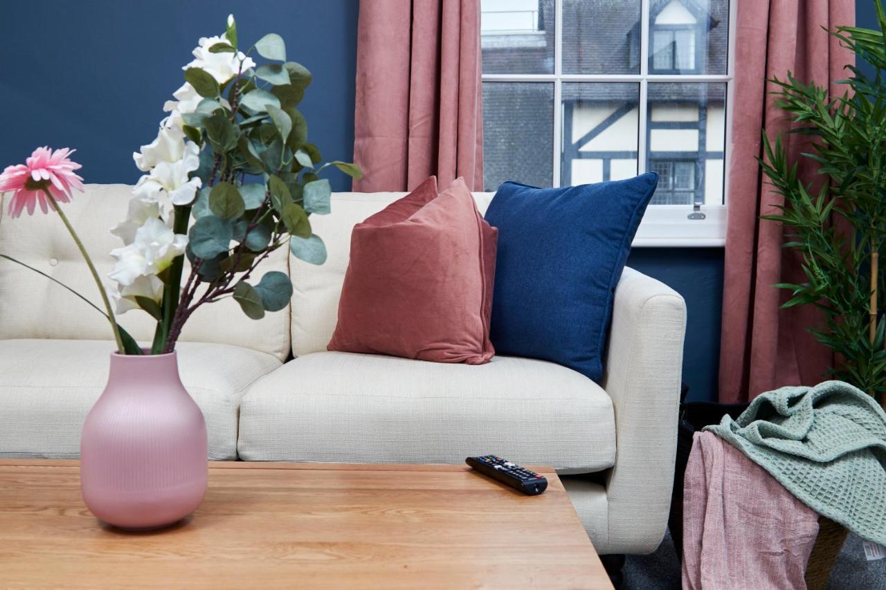 Stunning Two Bedroom Apartment By Purestay Short Lets & Serviced Accommodation Warwickshire With Parking Stratford-upon-Avon Exterior foto