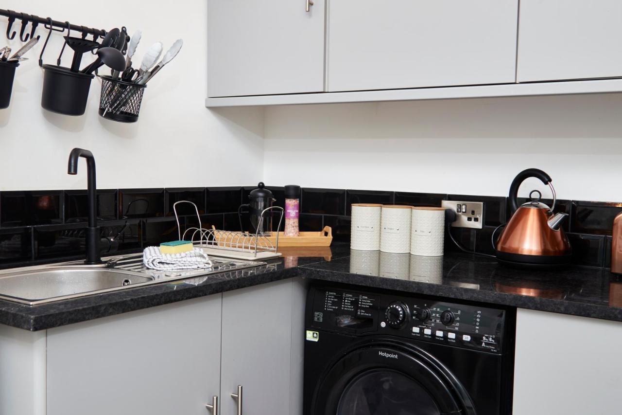 Stunning Two Bedroom Apartment By Purestay Short Lets & Serviced Accommodation Warwickshire With Parking Stratford-upon-Avon Exterior foto