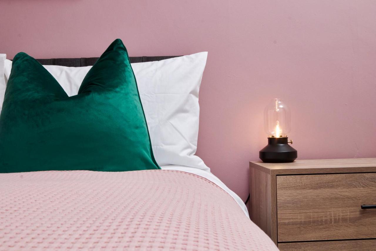 Stunning Two Bedroom Apartment By Purestay Short Lets & Serviced Accommodation Warwickshire With Parking Stratford-upon-Avon Exterior foto