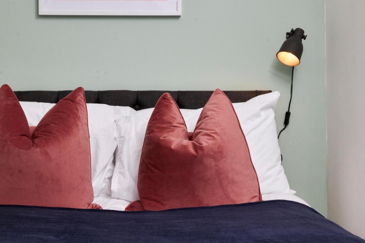 Stunning Two Bedroom Apartment By Purestay Short Lets & Serviced Accommodation Warwickshire With Parking Stratford-upon-Avon Exterior foto