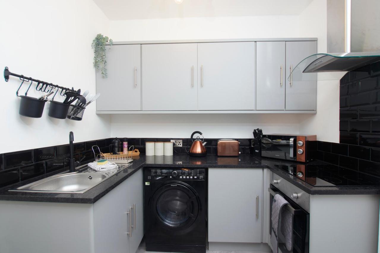 Stunning Two Bedroom Apartment By Purestay Short Lets & Serviced Accommodation Warwickshire With Parking Stratford-upon-Avon Exterior foto