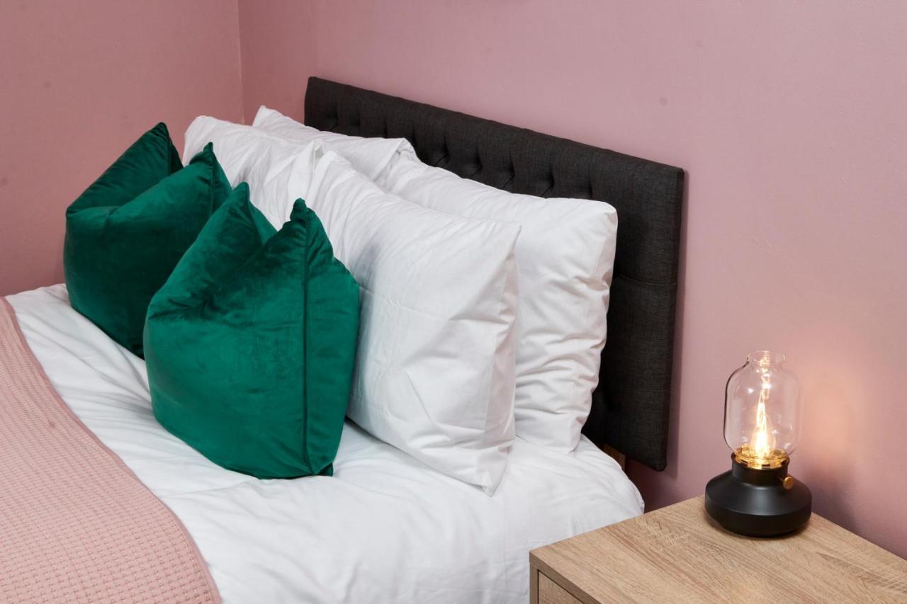 Stunning Two Bedroom Apartment By Purestay Short Lets & Serviced Accommodation Warwickshire With Parking Stratford-upon-Avon Exterior foto