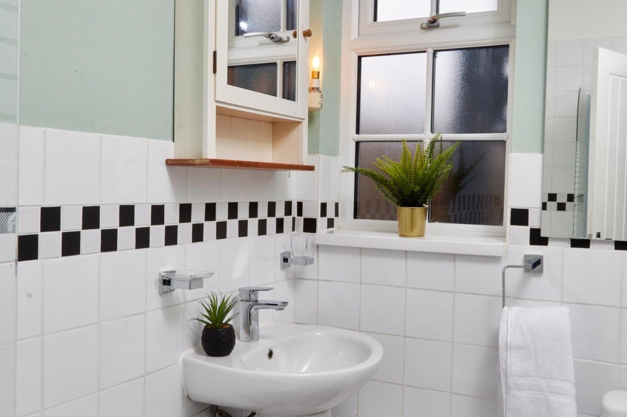 Stunning Two Bedroom Apartment By Purestay Short Lets & Serviced Accommodation Warwickshire With Parking Stratford-upon-Avon Exterior foto